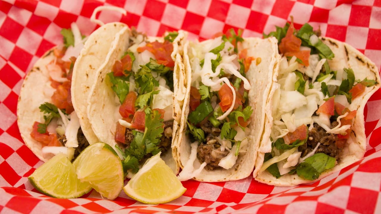 <h3 class="cms-H3-H3">Una ruta para saborear Dallas sin prisas </h3>
<br>La lista de VisitDallas.com es más que una guía:
<b> es una invitación a recorrer la ciudad taco por taco.</b> 
<br>Cada taquería tiene su historia, desde las que llegaron de California hasta las que sobrevivieron a la pandemia y regresaron con más fuerza. Dallas, al final, sabe a eso:
<b> mezcla de orígenes, colores y sazones que se encuentran en una tortilla.</b>