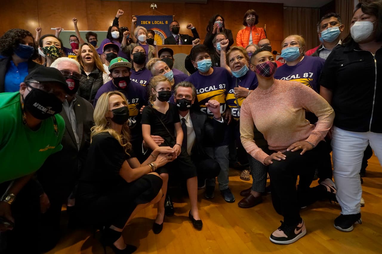 Con alrededor del 60% de las boletas contadas, el “No” a la pregunta sobre si se debía destituir a Newsom ganaba por un margen de 2 a 1.
<br>