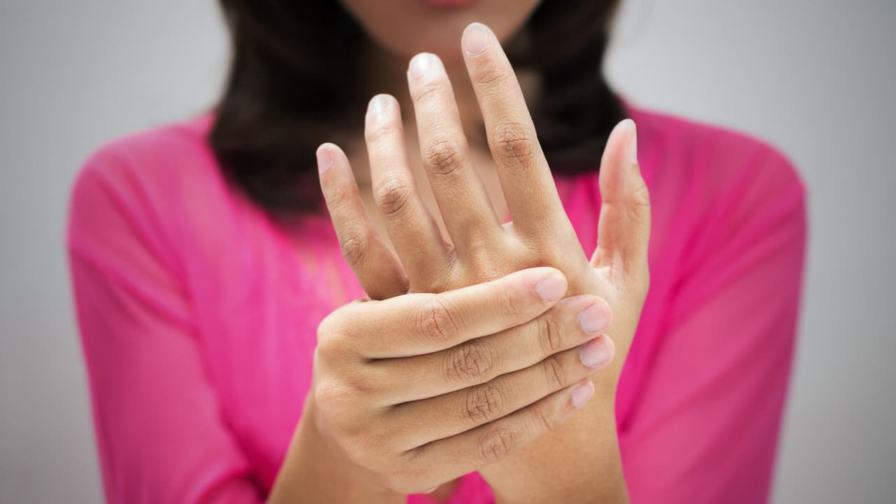 Si tiene heridas abiertas o llagas, protéjalas del agua. Manténgalos limpios lavándolos con jabón y aplicando un ungüento antibiótico para evitar infecciones. Si una herida se enrojece, se hincha o supura, busque atención médica de inmediato.
<br>