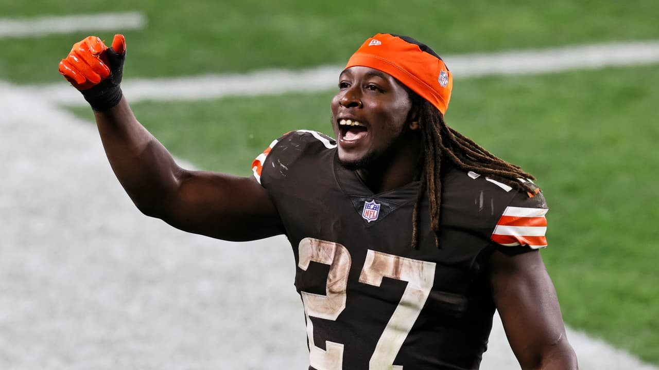 Kareem Hunt fue cortado por los Chiefs en 2018, liego de que un video se filtrara y se viera claramente como el corredor golpea a una mujer, Hunt fue cortado, suspenido y puesto bajo investigación.