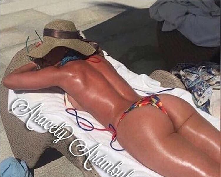 La actriz de 42 años de edad es amante de tener un bronceado perfecto y de compartir con sus seguidores en redes sociales sus aventuras del verano, así como los cuidados para tener un cuerpo tan escultural como lo muestra en esta fotografía que compartió el 29 de julio.