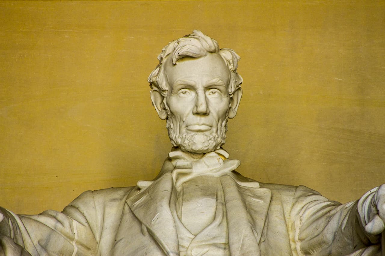 La estatua de Abraham Lincoln pesa 175 toneladas y está hecha con mármol blanco de Georgia.