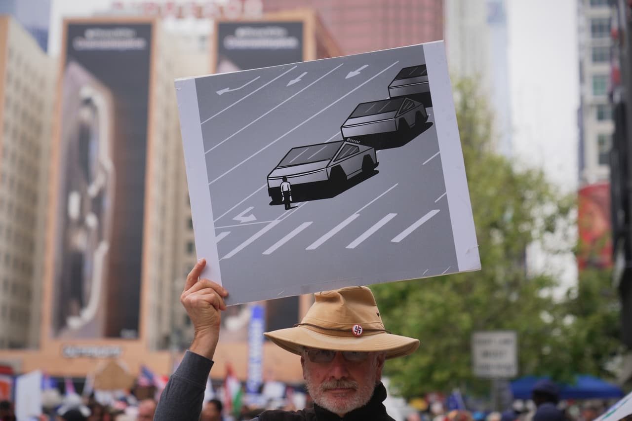 Un manifestante sostiene un cartel durante una protesta del Primero de Mayo, el jueves 1 de mayo de 2025, en Los Ángeles. 
<br>
<br>“Estamos llevando la lucha a los multimillonarios y políticos que intentan dividirnos con miedo y mentiras. Sabemos la verdad: un ataque contra los trabajadores inmigrantes es un ataque contra todos los trabajadores”, dijo April Verrett, presidenta del Sindicato Internacional de Empleados de Servicios, que representa a dos millones de trabajadores
<br>