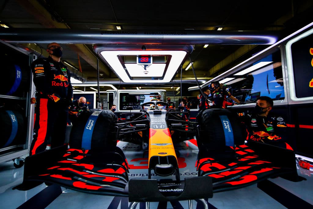 Lewis Hamilton lo hace de nuevo y rompe récord mundial con 92 carreras ganadas en la Formula 1. Se le unen al podio Valtieri Bottas y Max Verstappen. Muy buenas carreras de Charles Leclerc y del mexicano Sergio Pérez, pero la lluvia fue factor importante en este Gran Premio de Portugal.