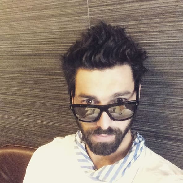 Gonzalo Peña Zulueta nació el 3 de junio de 1989 en Las Palmas de Gran Canaria, España, pero creció en Mallorca. A los 17 años hizo casting en Londres para la película 'Las crónicas de Narnia', aunque no obtuvo el papel.
<br>