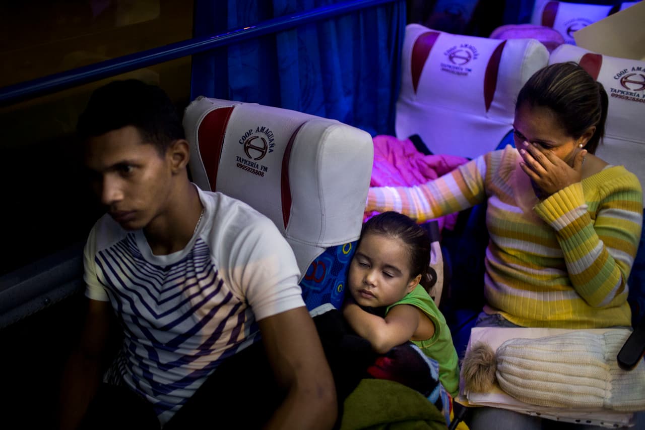 Pero no todos lo consiguieron. Una madre llora al llegar a la frontera de Ecuador y Perú, horas después de que se implantara la medida del gobierno peruano de pedir pasaporte.