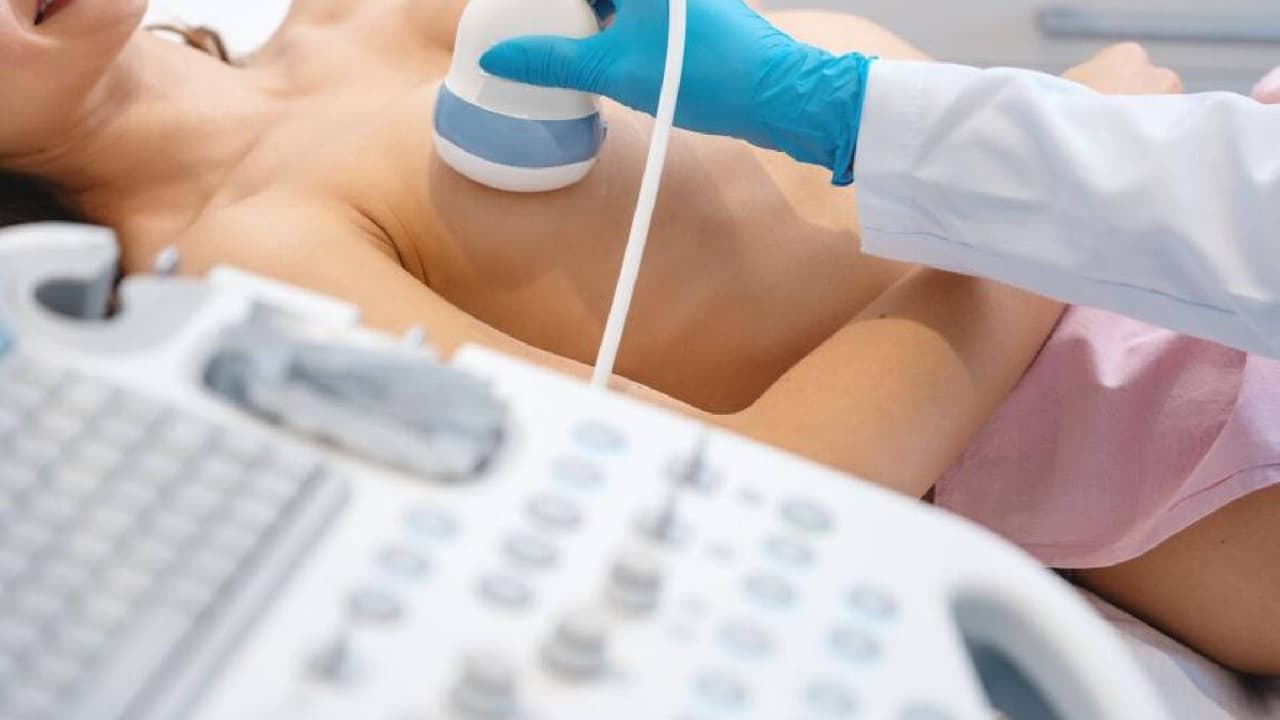 <b>¿Cómo disminuir los factores de riesgo?</b>
<br>Hay algunos factores que no se pueden cambiar, como la edad o los antecedentes de enfermedad, pero existen otros que se pueden disminuir de la siguiente manera:
<br>- Haciendo actividad física
<br>- Manteniendo un peso saludable
<br>- Si es posible, amamante a sus hijos
<br>- No tomar alcohol o, si lo hace, tomar con moderación
<br>- Si recibe terapia de reemplazo hormonal o anticonceptivos orales, consulte con su médico acerca de los riesgos.