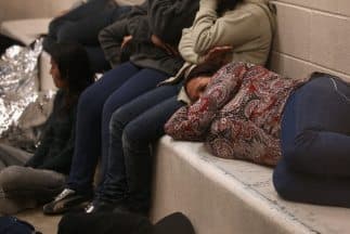 Denuncian sobrepoblación en centro de inmigrantes en Texas