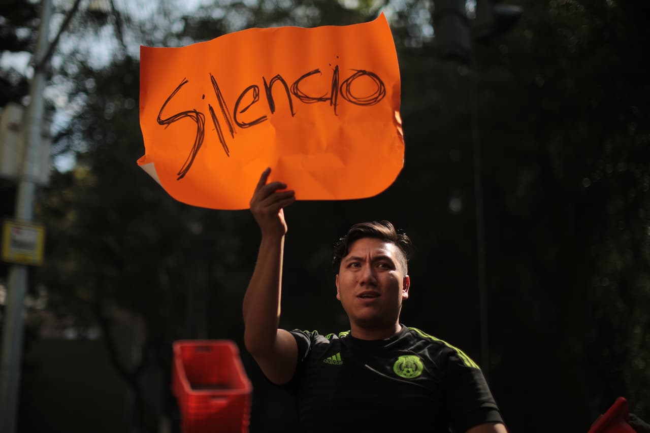 El silencio es una de las herramientas más importantes para encontrar vida bajo las toneladas de cemento apiñados. Como si fuera un ruego, este voluntario igual que muchos otros en la ciudad se dedicó a luchar contra el ruido cerca de un punto de rescate.