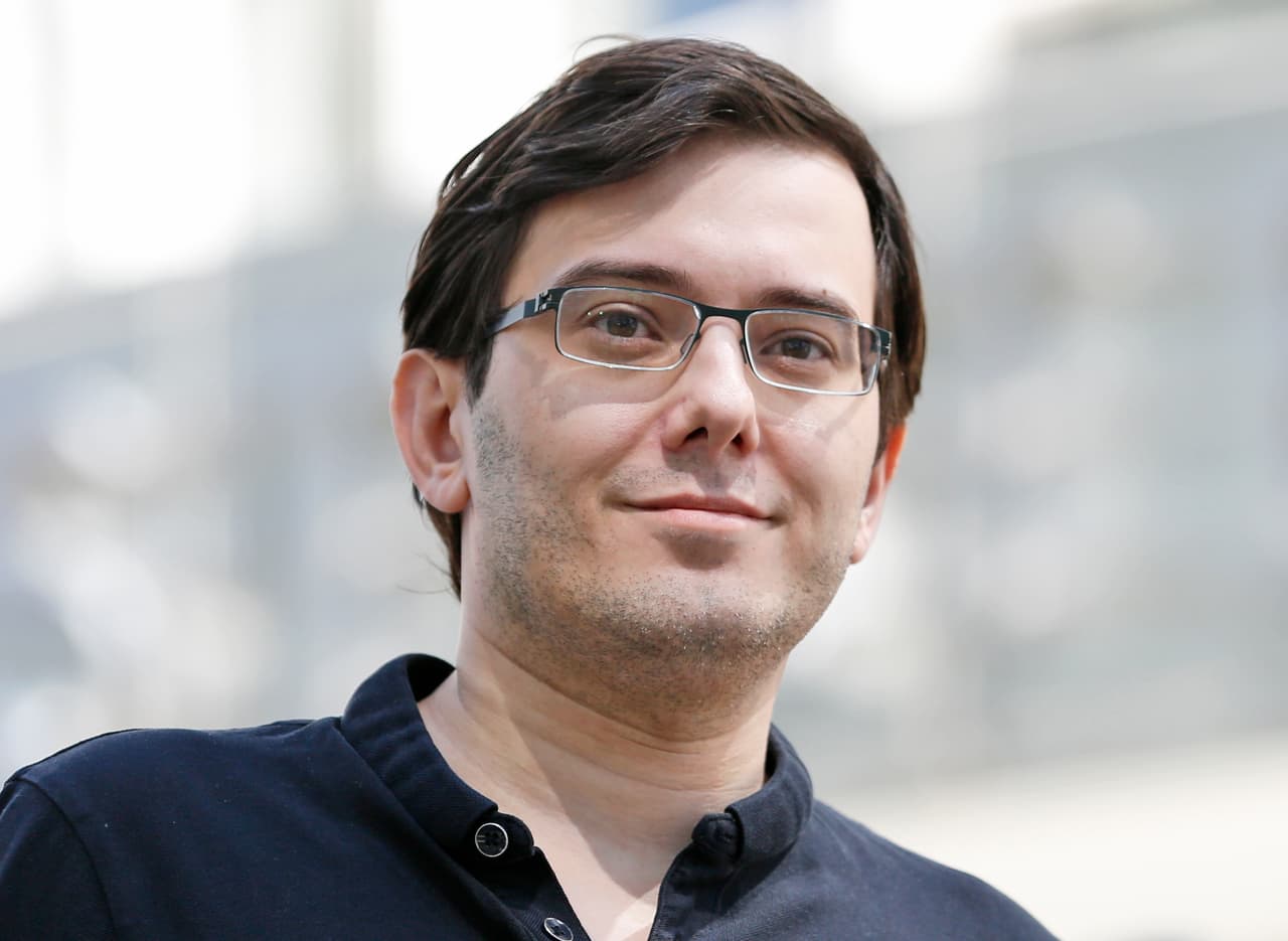 Este es Martin Shkreli, quien generó controversia al subir en 5,000 por ciento el precio de un medicamento que produce su empresa.