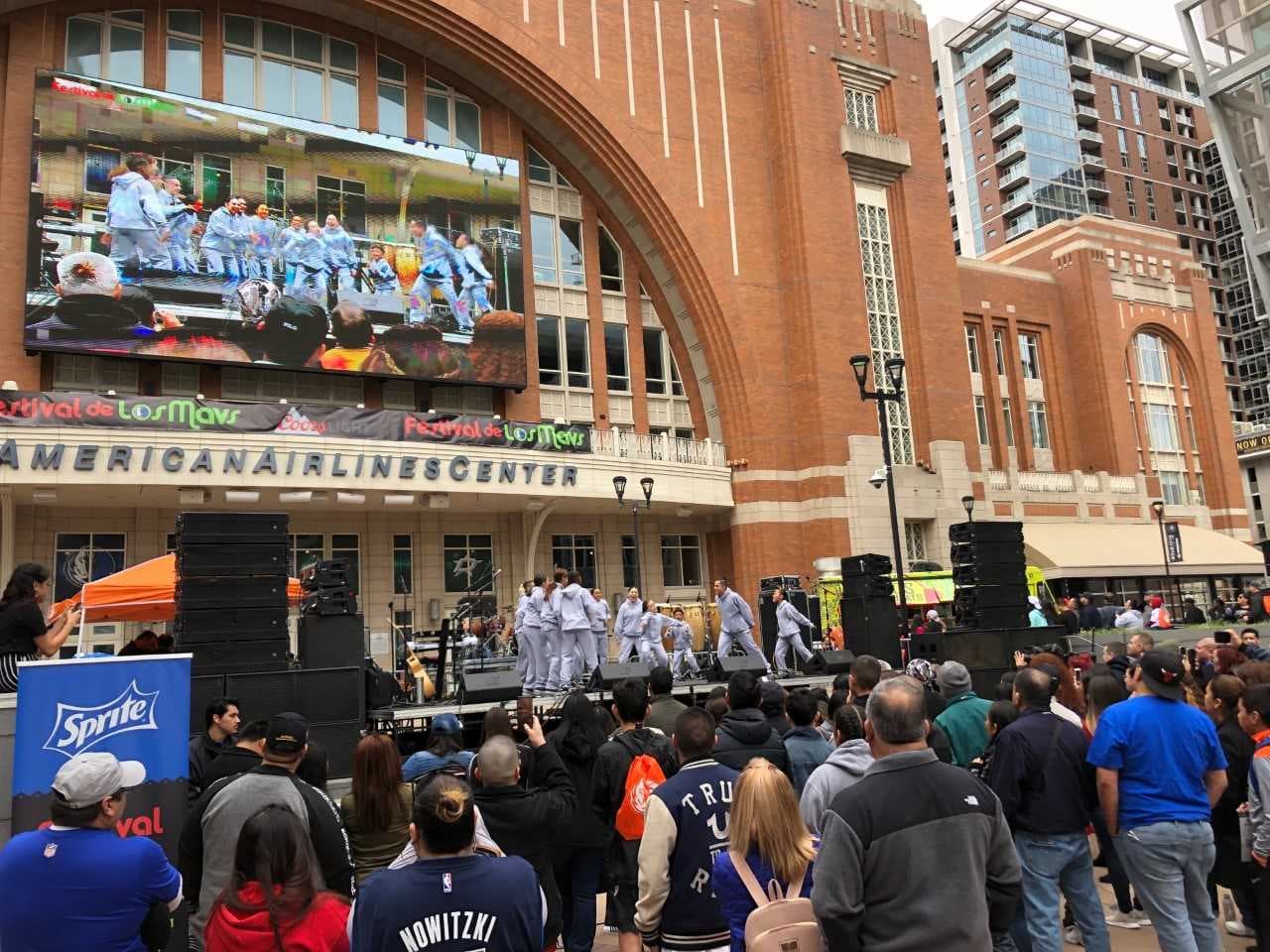 Un grupo de jóvenes demuestran sus talentos en el baile.