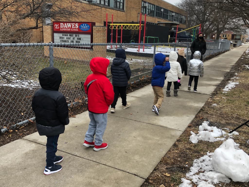 La alcadesa Lori Lightfoot visitó la escuela Dawes para reafirmar su postura de reabrir las escuelas. "La educación a distancia funciona para algunos, no para todos", dijo Lightfoot. 
<br>