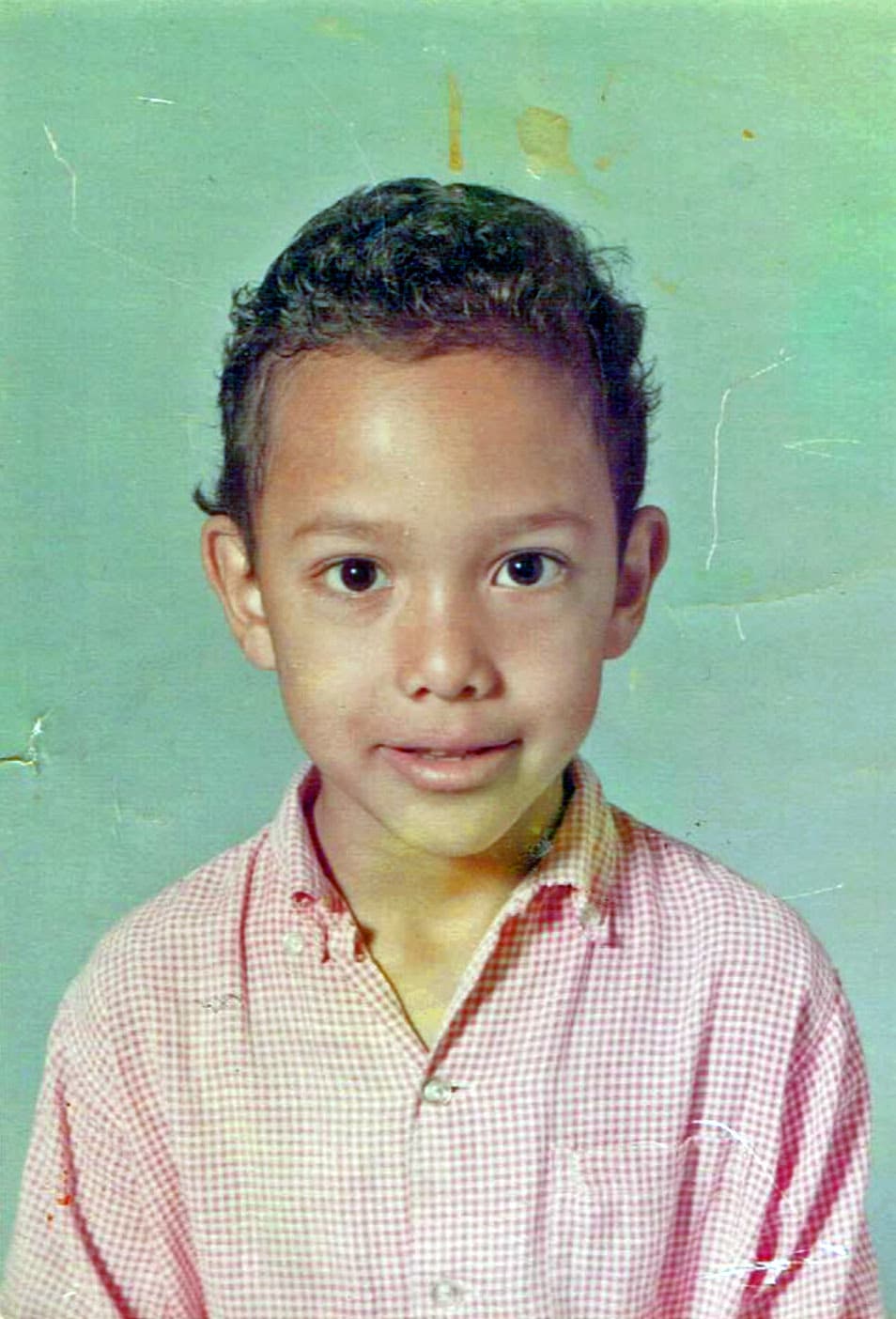 Este pequeño se llama Randy Herrera y pasó de desarmar los electrodomésticos de su mamá a ser el único ingeniero electrónico latino de la NASA que trabaja en el proyecto del reloj atómico para las naves espaciales de nueva generación.