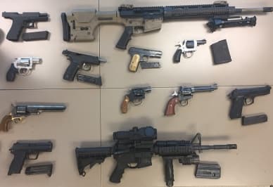 Armas de fuego decomisadas a pandilleros en San Diego que colaboraron con Yadira 'Pini' Villalvazo, presunta jefa de una célula en Tijuana del cartel de Sinaloa.