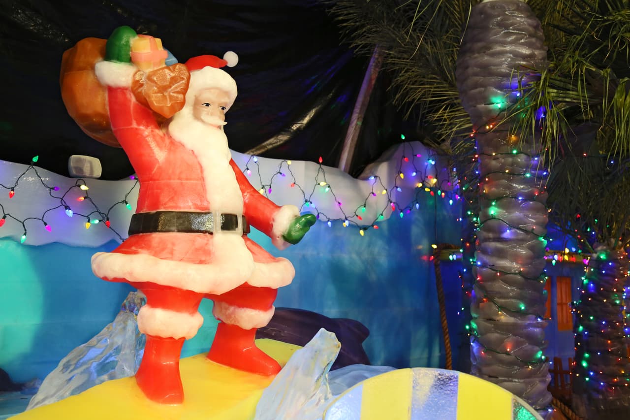 Una figura de Santa Claus de tamaño real también fue exculpida en hielo y los chiquitines pueden tomarse fotografías con él.