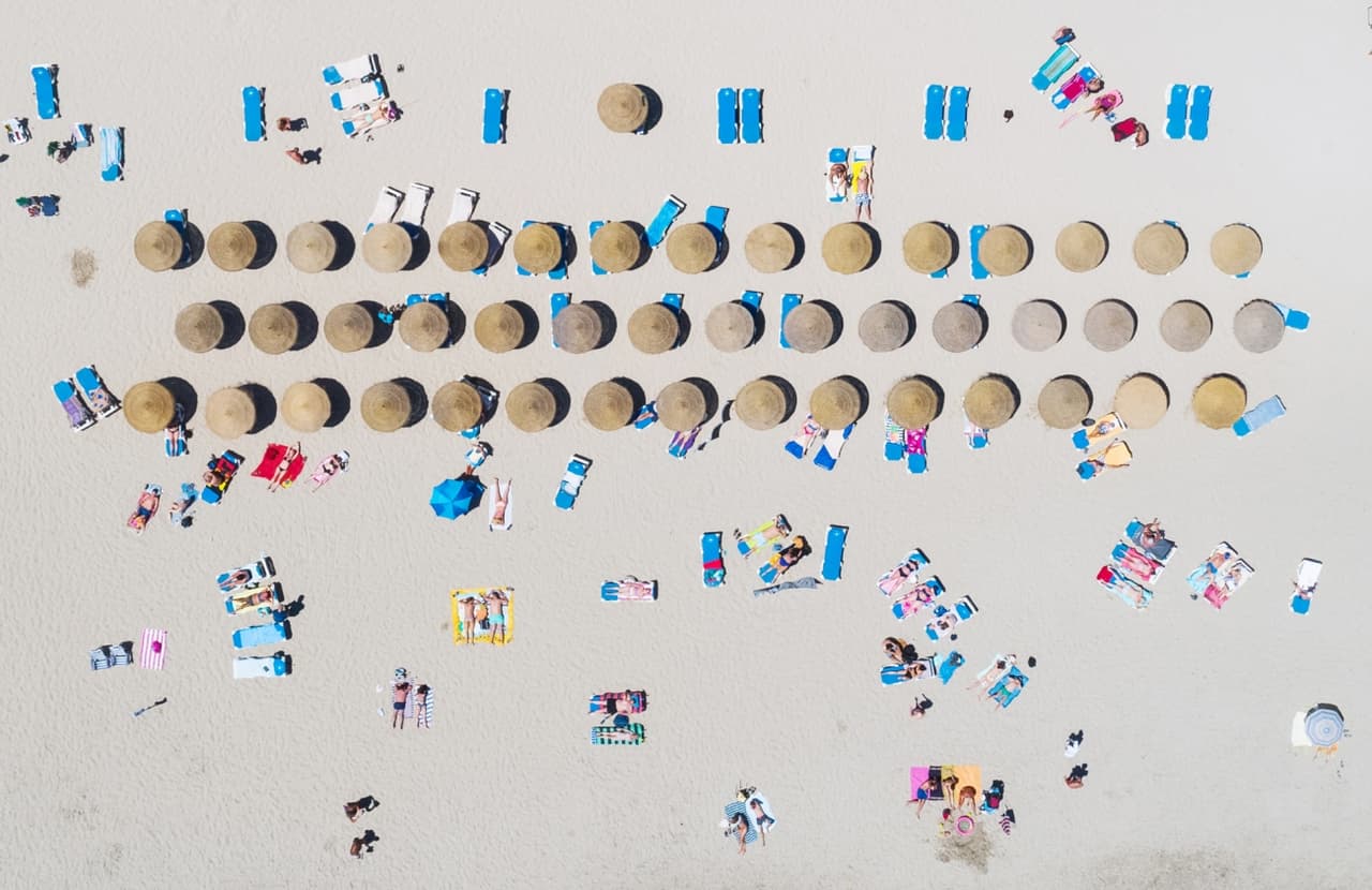 <b>'Las vacaciones'. </b>La imagen nos lleva de inmediato a una playa vista en miniatura para disfrutar del calor.