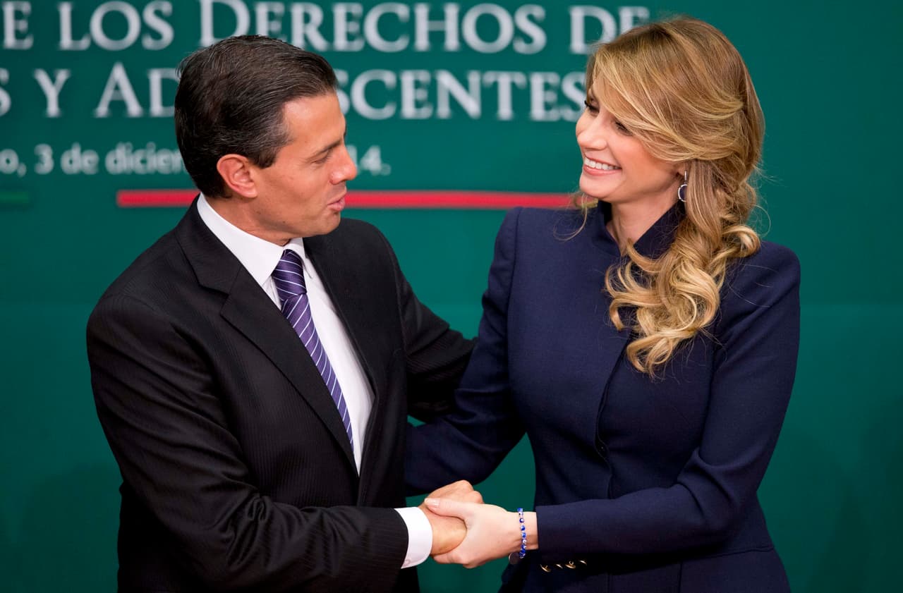 Las pistas sobre su capital se pueden rastrear en sus declaraciones de renta, que se hicieron públicas desde 2015, tras
<b>la gran polémica de la 'Casa Blanca', una mansión de 2.6 millones de dólares que adquirió su esposa de ese momento, Angélica Rivera.</b> Para esta fecha, el capital total de Peña Nieto era de 3 millones de dólares, mientras que el de su esposa era reportado como el doble.
<br>
<br>
<a href="https://gobiernofacil.com/data/epn-2015.pdf">En esos reportes</a> se puede ver el amplio capital que el político ha tenido en su poder y también algunas de las fuentes de sus procedencias, muchas identificadas como “donaciones” u “herencias”.