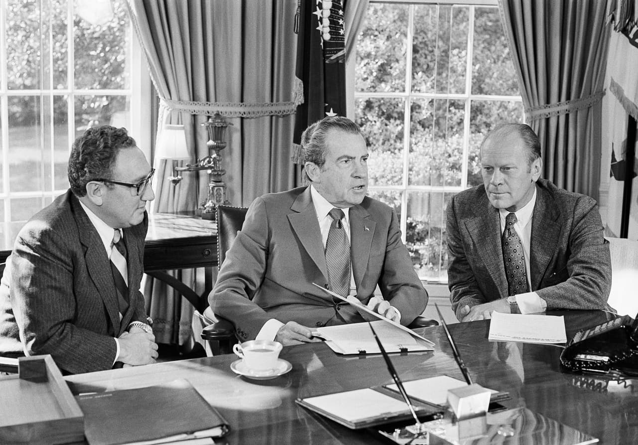 De izquierda a derecha: el secretario de Estado, Henry Kissinger, el presidente Richard Nixon y el entonces candidato a vicepresidente Gerald R. Ford. La foto fue tomada el 13 de octubre de 1973 en la Oficina Oval de la Casa Blanca.