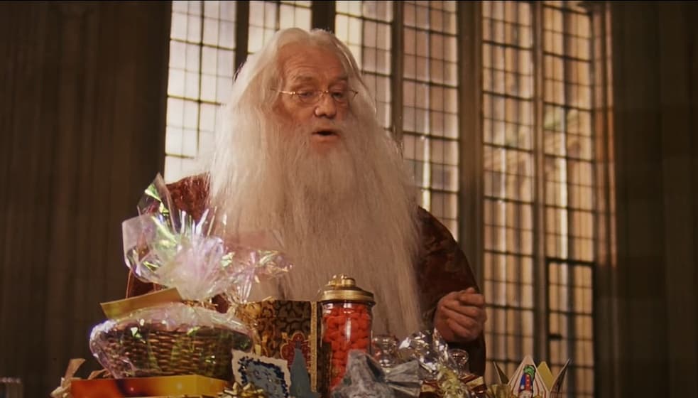 <b>Richard Harris </b>
<br>En las dos primeras películas de Harry Potter, este actor se encargó del papel de Albus Dumbledore, el amable y poderoso director del Colegio Hogwarts de Magia y Hechicería.
<br>