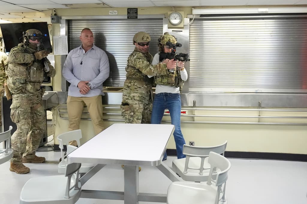 Con el Equipo de Respuesta de Seguridad Marítima, Kristi Noem participó en una demostración frente a un supuesto asalto en el barco.