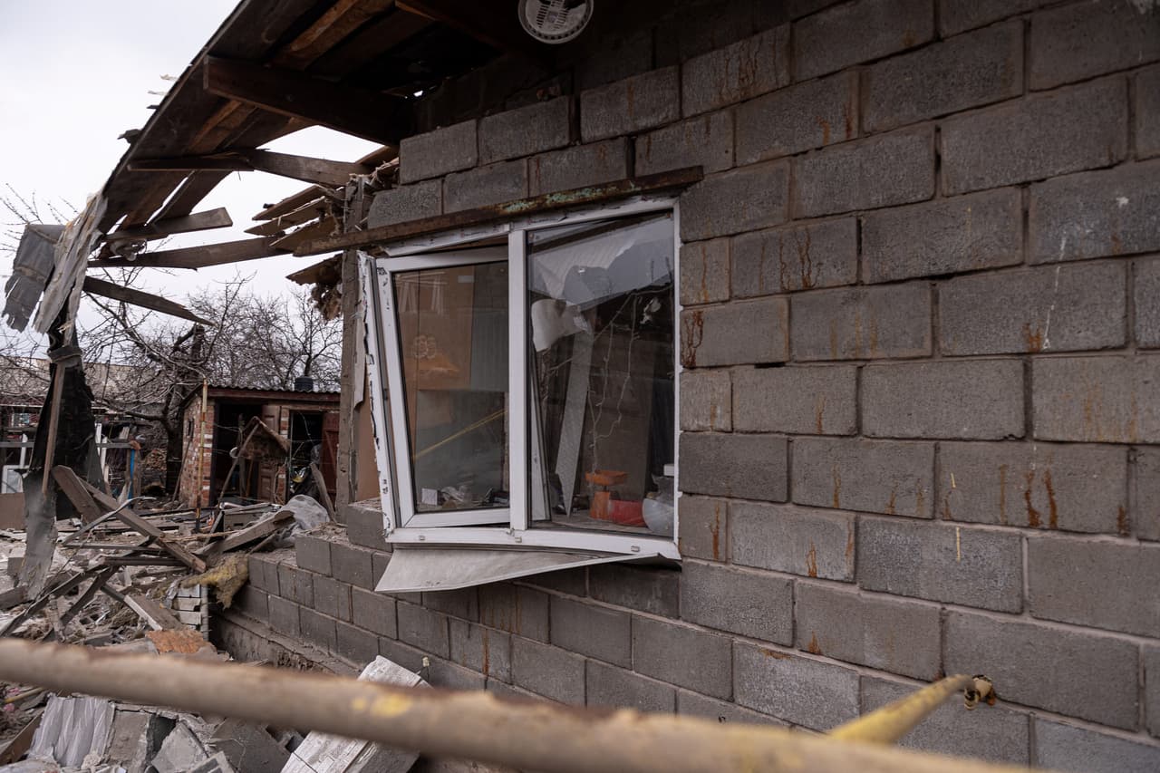 Una vivienda privada dañada en los combates en las afuerzas de Donetsk, donde las tropas rusas han avanzado junto con las milicias prorrusas.