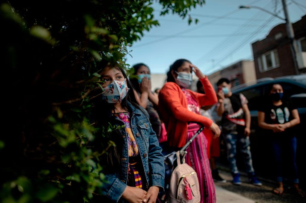 <b>Pagos directos: </b>
<br>
<br>Todas las personas que ganen menos de los 75,000 dólares al año recibirán $600. Además, “las familias que califiquen con dependientes, incluidas las familias indocumentadas, serán elegibles para $ 500 adicionales”, según el comunicado.