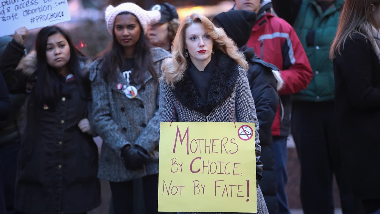 <h3 class="cms-H3-H3">Expansión de derechos de salud reproductiva de las mujeres</h3>
<br>Luego de que en estados como Alabama y Georgia se pasaran medidas que restringían y castigaban con mayor severidad el aborto, 
<a href="https://www.univision.com/local/chicago-wgbo/un-gran-paso-adelante-para-todas-las-mujeres-en-este-estado-pritzker-sobre-medida-que-protege-el-aborto-en-illinois">los representantes y senadores de Illinois aprobaron una ley</a> que amplía los derechos de las mujeres en temas de salud reproductiva.
<br>
<br>La ley explica que "Cada individuo tiene el derecho fundamental de tomar decisiones autónomas sobre la propia salud reproductiva. Dispone que toda persona que quede embarazada tiene el derecho fundamental de continuar con el embarazo y dar a luz o abortar, y tomar decisiones autónomas sobre cómo ejercer ese derecho". Esta ley además indica que los fetos no tienen derechos.