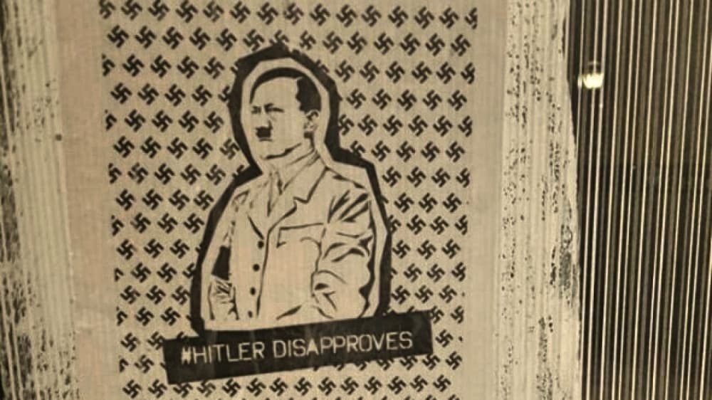 Volante de propaganda del Atomwaffen colocada en una universidad de Chicago.