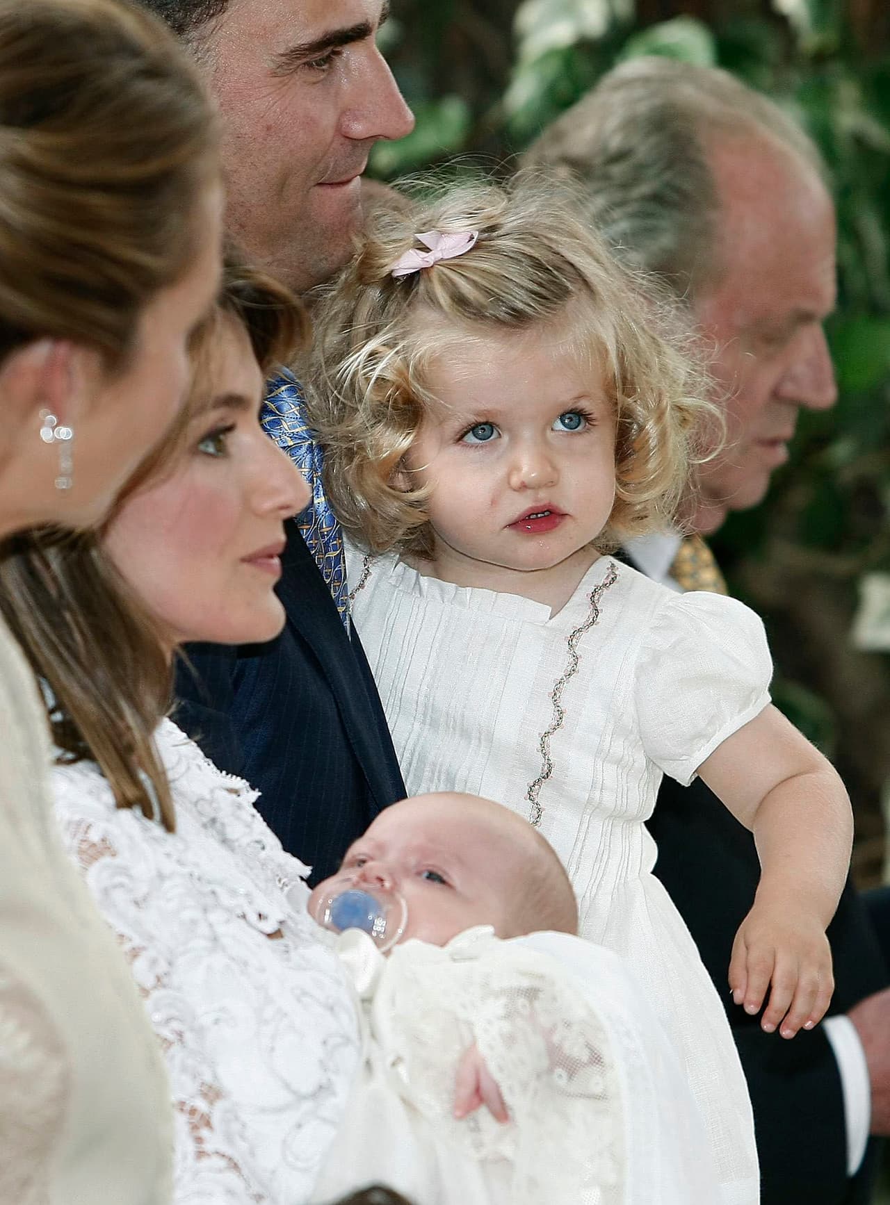 MADRID, SPAIN - JULY 15: Princess Letizia of Spain holds her daughter Princess Sofia next to her daughter Princess Leonor, Crown Prince Felipe and King Juan Carlos of Spain during the baptism of Princess Sofia on July 15, 2007 at Zarzuela Palace in Madrid, Spain. (Photo by Juanjo Martin/Pool/Efe/Getty Images)