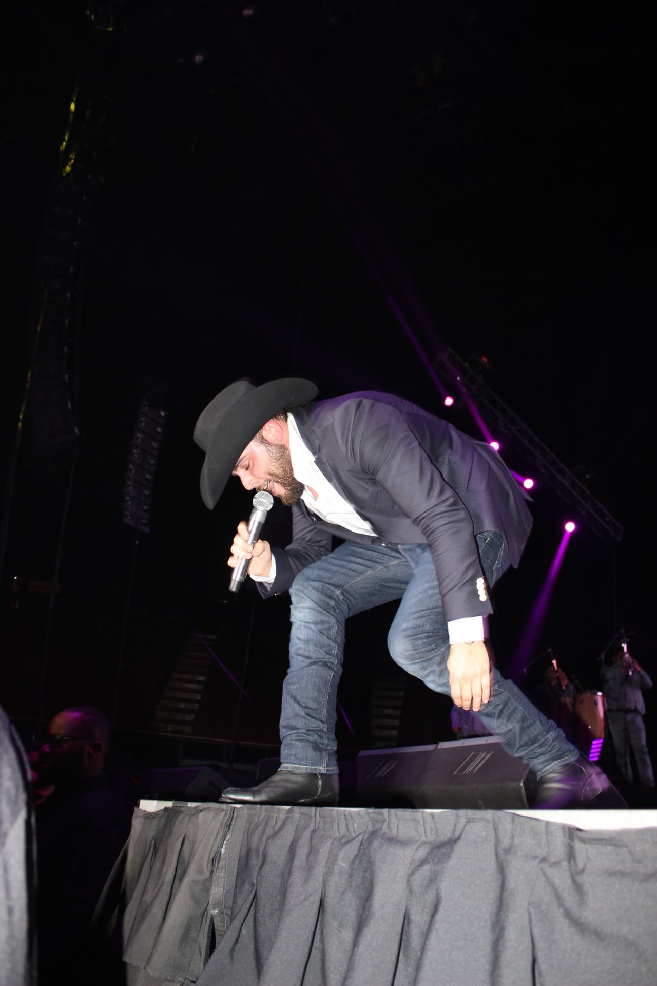Gerardo Ortiz alborotó al público tan pronto se subió al escenario.
<br>