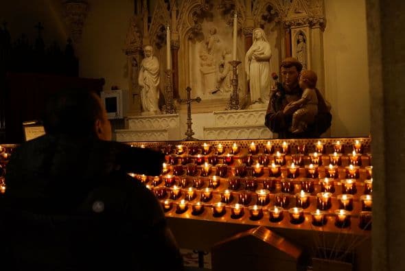 St. Patrick no era Irlandés, era Británico de padres romanos que vivían en Escocia o Wales (algo en lo que los académicos no se ponen de acuerdo según www.catholic.org). Sin embargo, pasó casi toda su vida adulta convirtiendo en católicos a paganos en Irlanda.