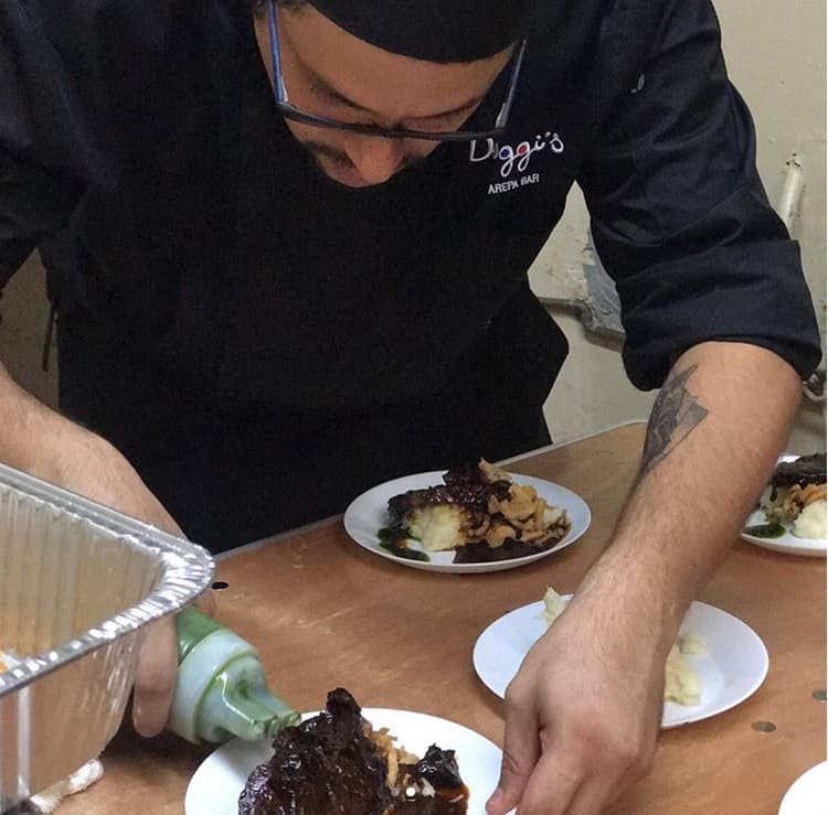 La cena tuvo todo el sazón de la comida típica de Venezuela, de donde son originarios los novios.