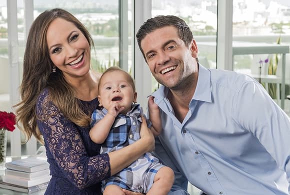 Juntos han formado una bella familia, Aaron es un papi consentidor.