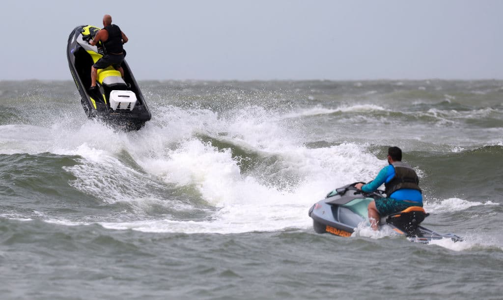Precisamente en Saint Pete Beach, hubo quienes intentaron desafiar el peligro, pero rápidamente les quedó claro que el huracán Helene alteró las condiciones en el mar.