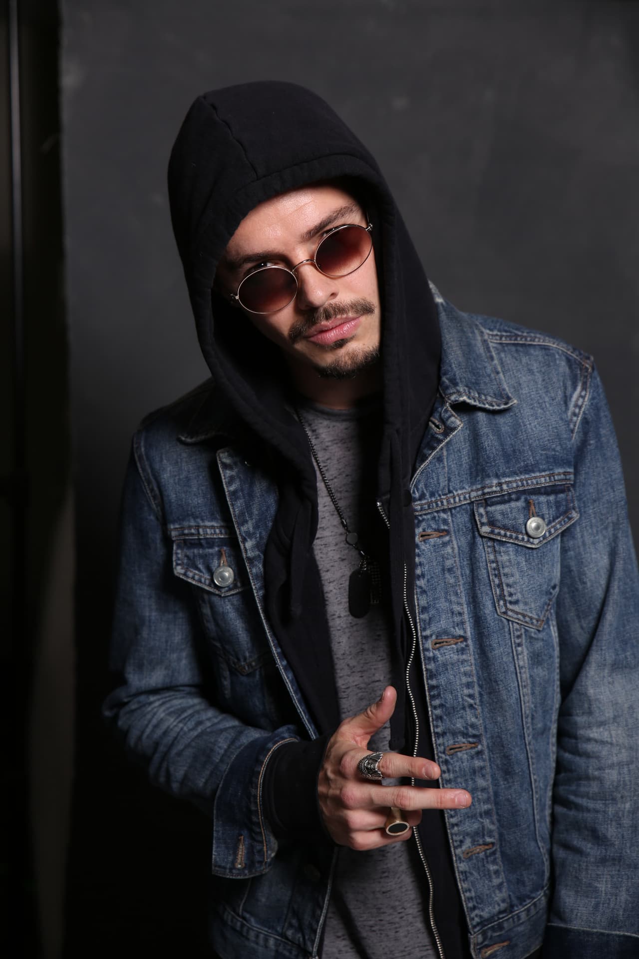 Joy, al puro estilo urbano, posó como todo un galán.