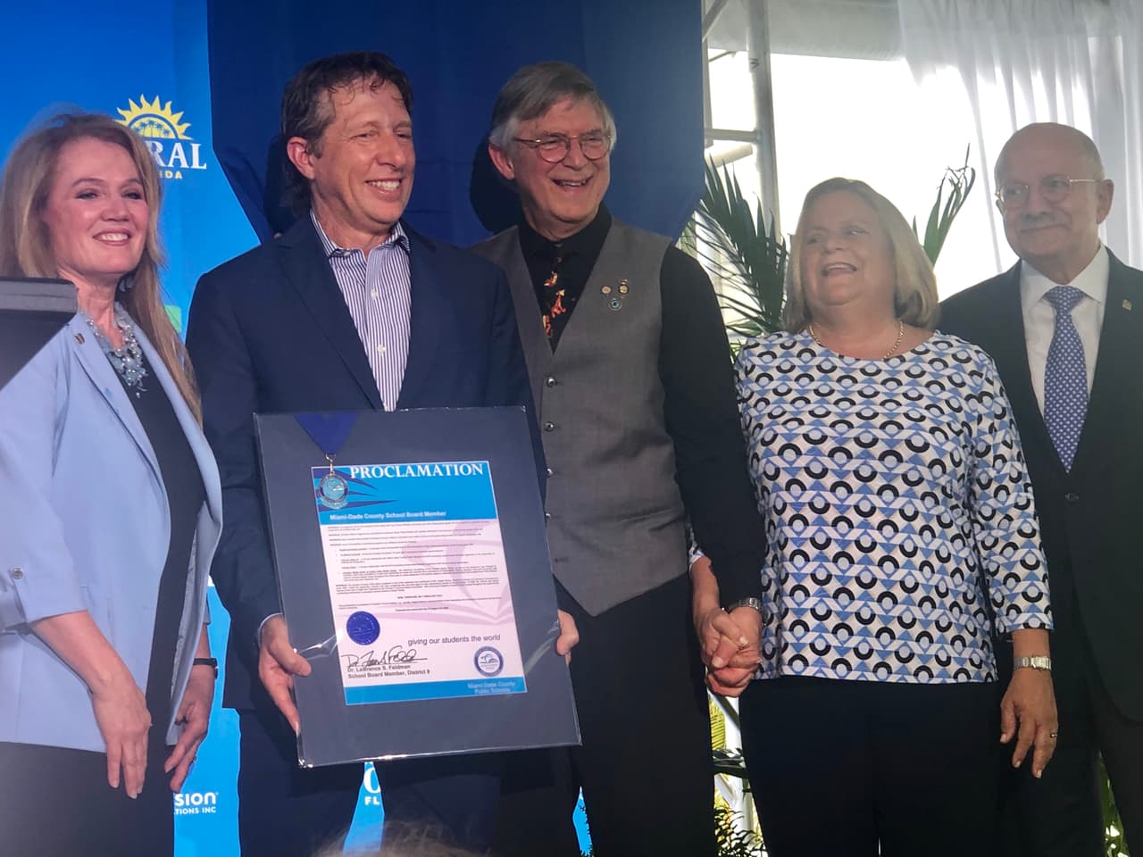 También la excongresista Ileana Ros-Lehtinen compartió con la familia de Univision el nombramiento de la calle.