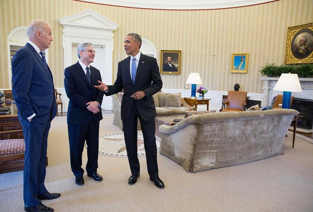 <b>Corte Suprema.</b> Sobre la nominación de Donald Trump a Neil Gorsuch como magistrado de la Corte Suprema, comentó: “Merrick Garland. Solo comentando”. En marzo de 2016 Barack Obama había propuesto a Merrick Garland para llenar la vacante que quedó tras la muerte del juez conservador Antonin Scalia. El Senado, de mayoría republicana, se negó a celebrar una audiencia o votar sobre esta nominación.