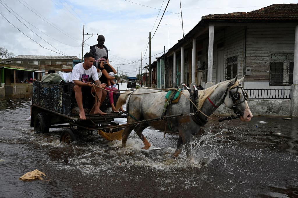 En Batabano, los vecinos prestaron auxilio ante las inundaciones que dejó el paso del huracán Rafael.