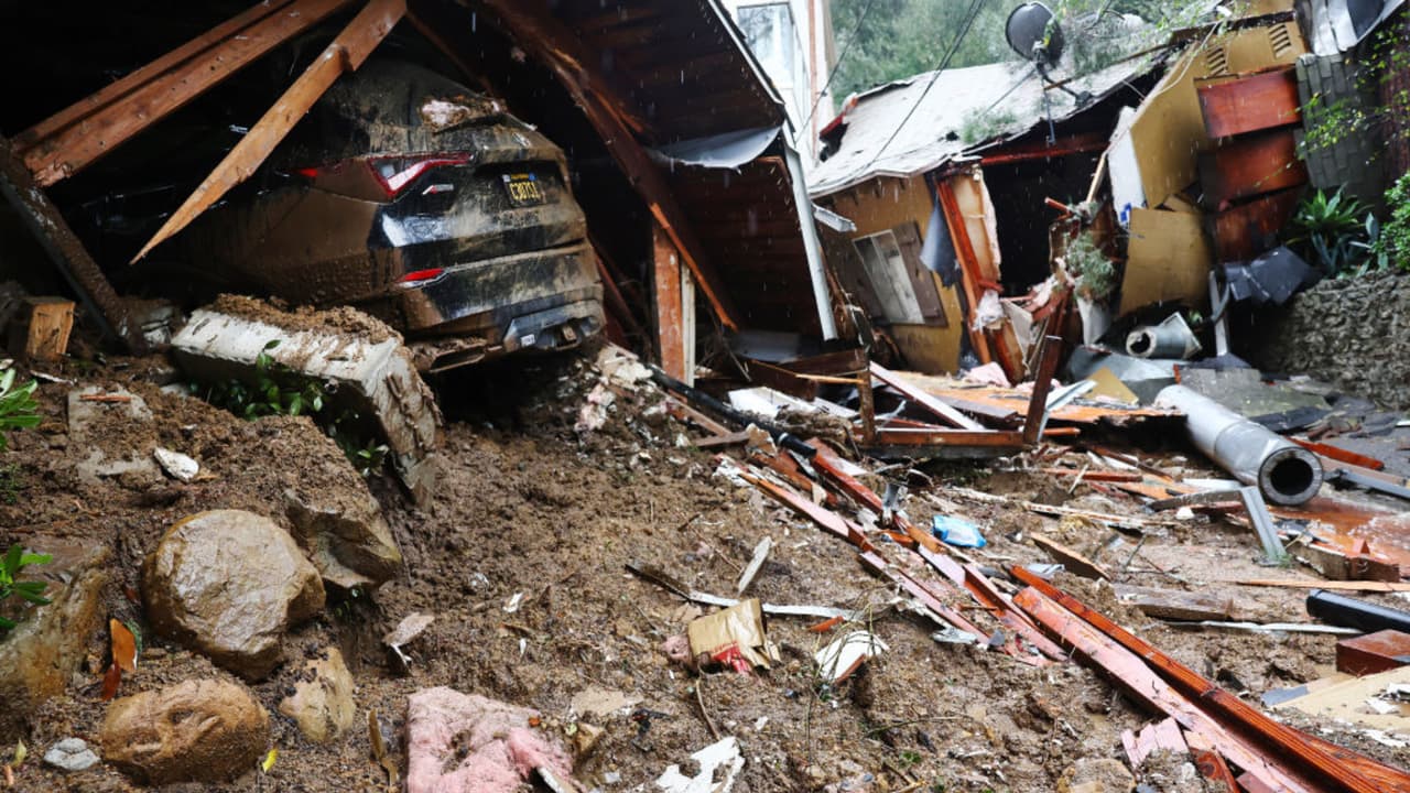 Qué hacer y a dónde llamar si tu auto o casa sufre daños por la tormenta en California