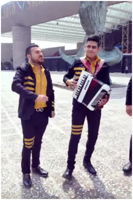 En el 
<a href="https://www.facebook.com/buchonesdeculiacan/videos/421878485101880/" target="_blank">video</a>, grabado a las afueras del Auditorio Nacional de la Ciudad de México, los cinco integrantes, con acordeón incluido, hicieron un recuento de todo lo confesado por Yolanda Andrade.