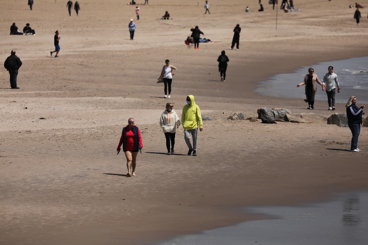 Coney Island, en Brooklyn, Nueva York, visitada por los bañistas el 25 de abril. Las autoridades de este estado han permitido que algunas actividades al aire libre se reanuden en algunas zonas, a pesar de ser el más afectado por la pandemia.