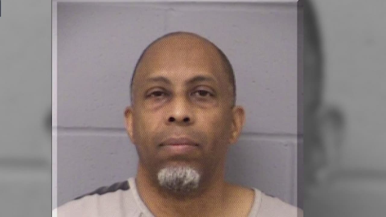 Acusan a hombre de seguir a mujer a su casa desde una tienda y luego asaltarla a mano armada