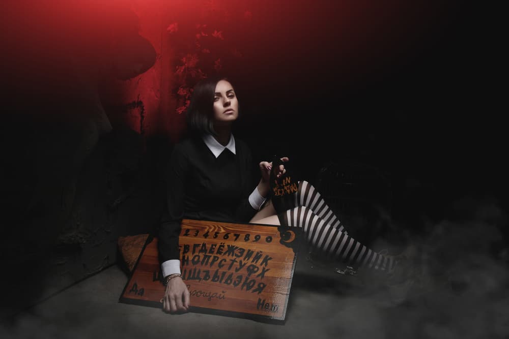 Como juego, puede ser excitante, aunque peligroso, como vehículo para comunicarse con el Más Allá a través de un médium, en este caso el tablero, depende de lo que cada cual crea y en cuestiones de creencias las posibilidades prácticamente son ilimitadas, aunque no quiere decir, necesariamente, que sean ciertas.