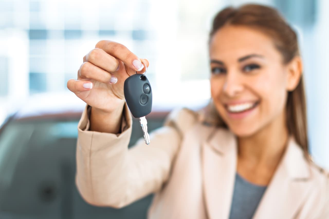 <h3 class="cms-h3-H3"><b>Recurre a la llave de repuesto: </b></h3>
<br>Sabemos que es difícil cargar con un duplicado en la bolsa, pero si es un acto recurrente de tu parte entonces lo mejor es que siempre tengas un duplicado en tu bolso o cartera. Hay gente que incluso guarda un duplicado en la parte inferior del automóvil, dentro de una pequeña caja de seguridad y por medio de un imán la ocultan en la zona interna de la carrocería. Si estás cerca de casa, alguien puede llevarte una copia hasta donde estés.