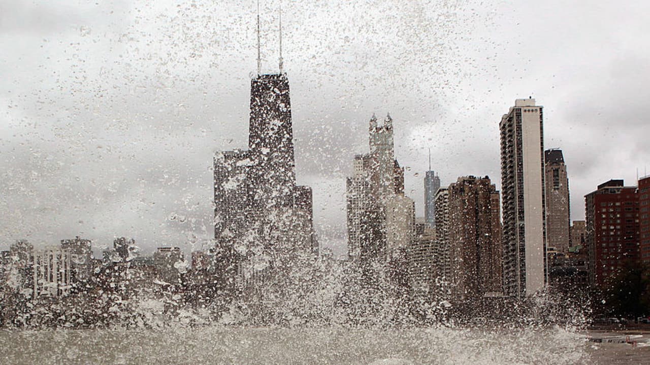 Chicago enfrenta lluvia dispersa, fuertes vientos y oleaje alto este jueves 