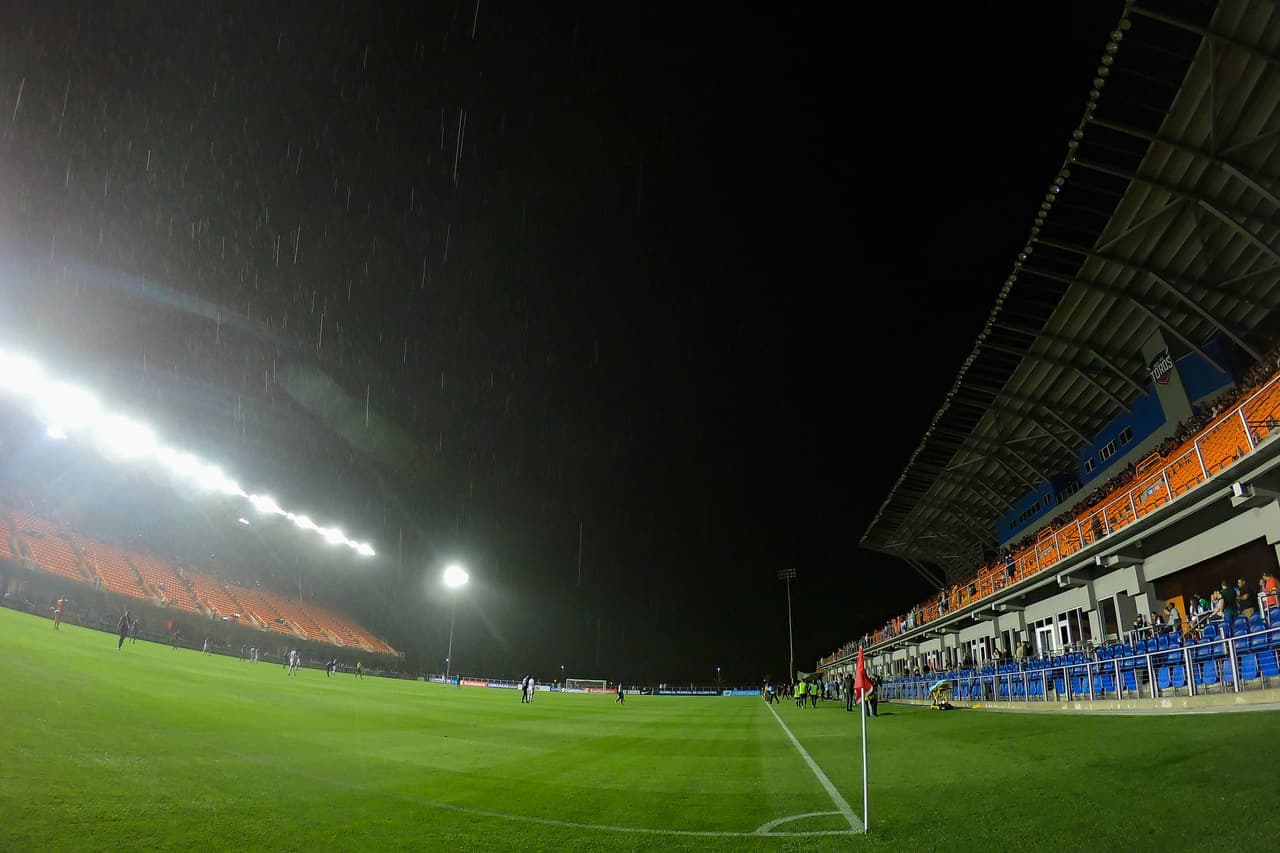 Fue anunciado que serían solo 30 minutos de retraso para que la bola comenzara a rodar de nuevo.