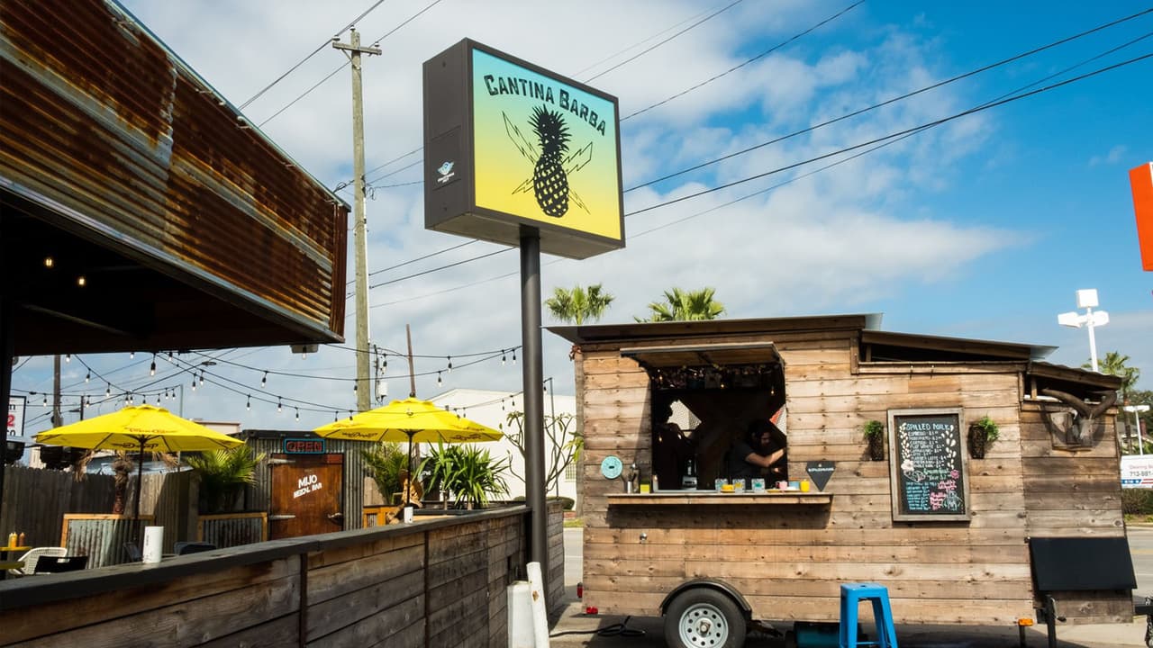 <b>Cantina Barba</b> ubicada en 3701 N. Main St. recibe más de 200 reseñas con cuatro estrellas, los comentarios halagan sus platillos y sobresalen sus margartias preparadas con mezcal.