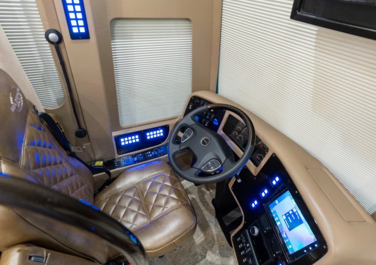 La 
<b>cabina del chofer</b> también cuenta con cómodos asientos.
<br>