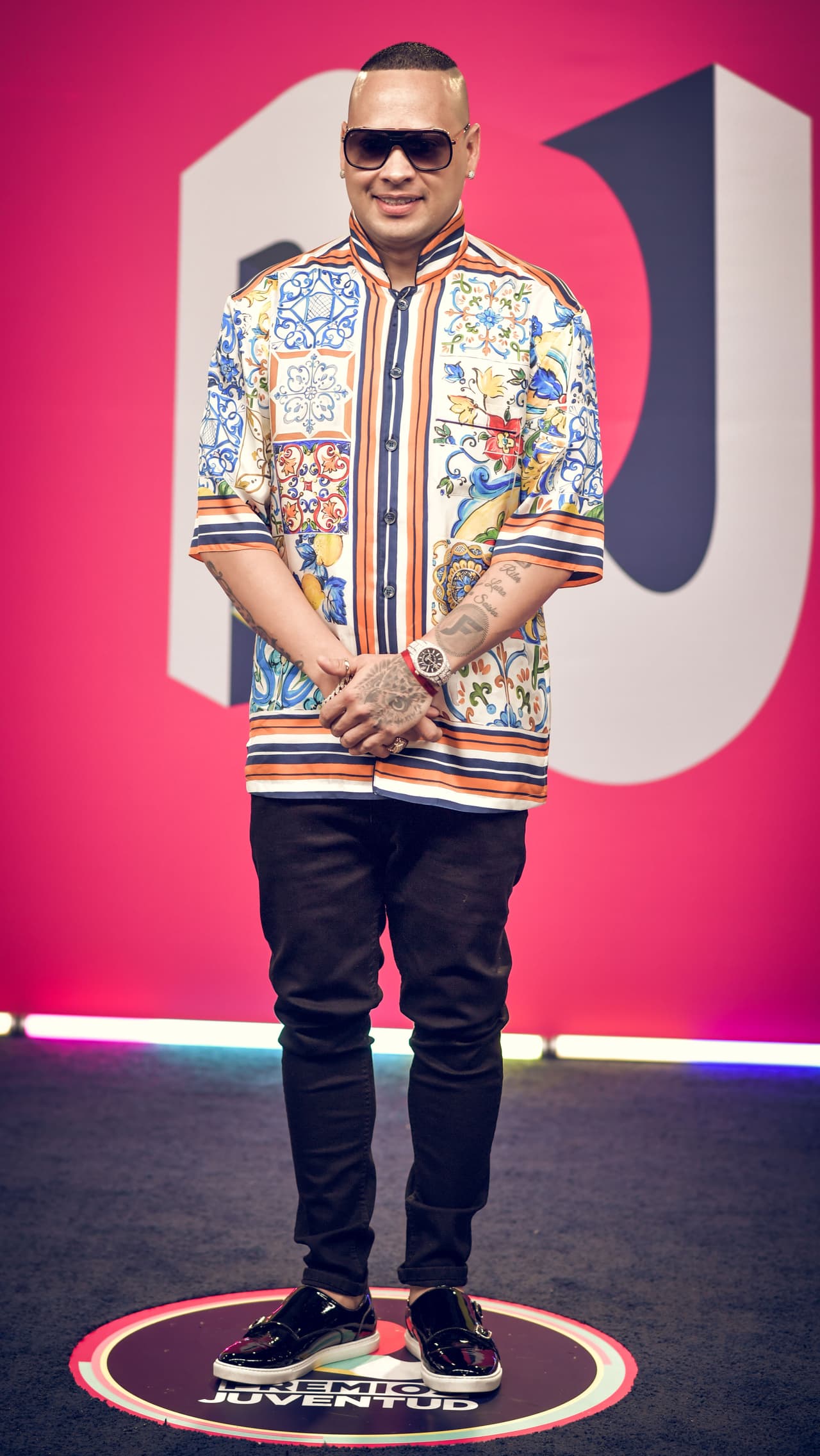 Jacob Forever eligió una camisa de Dolce & Gabbana estampada en colores azul y naranja.