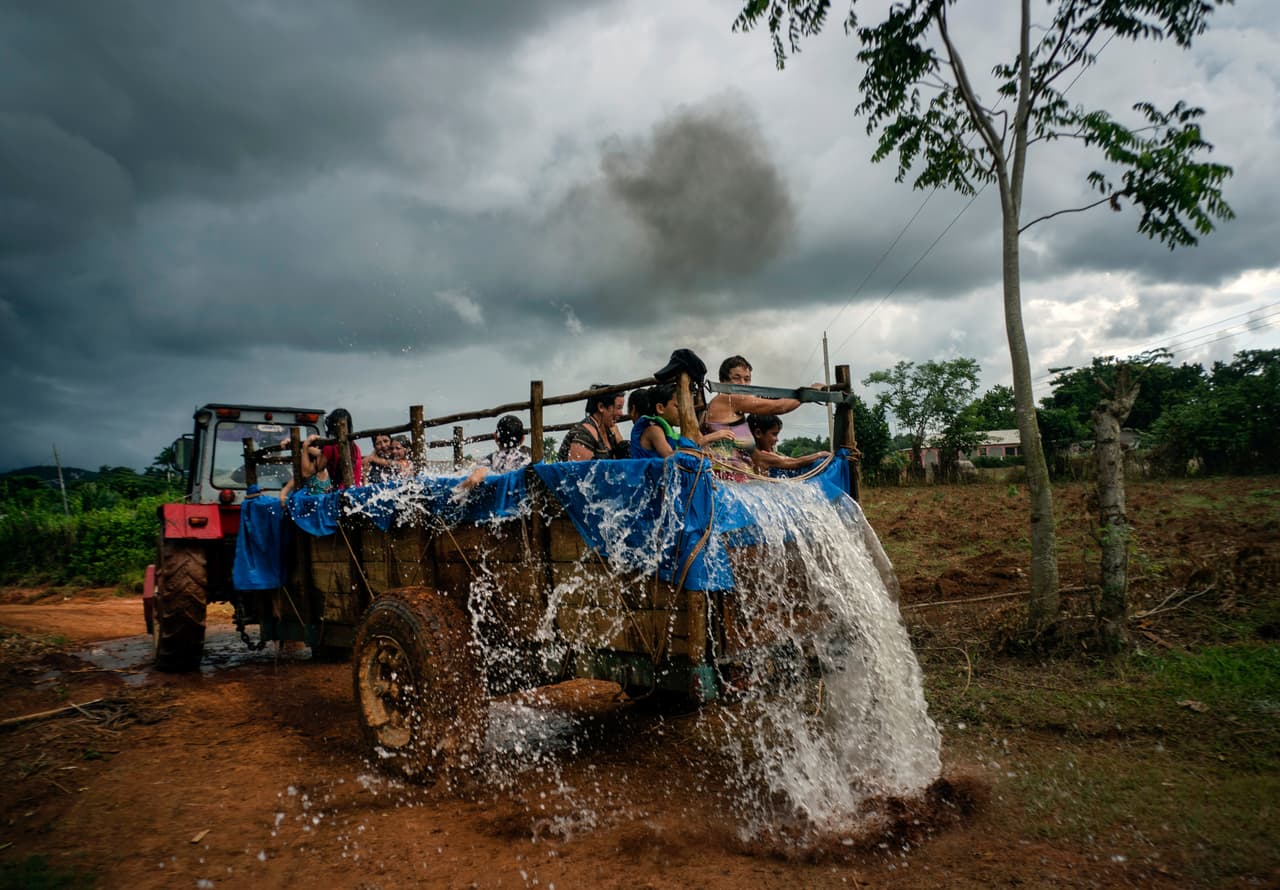 El remolque va derramando agua en cada curva de El Infernal. Los miembros de la comunidad ayudaron a que la idea de la piscina ambulante se hiciera realidad, prestan lonas, dan agua y pagan la gasolina del tractor.